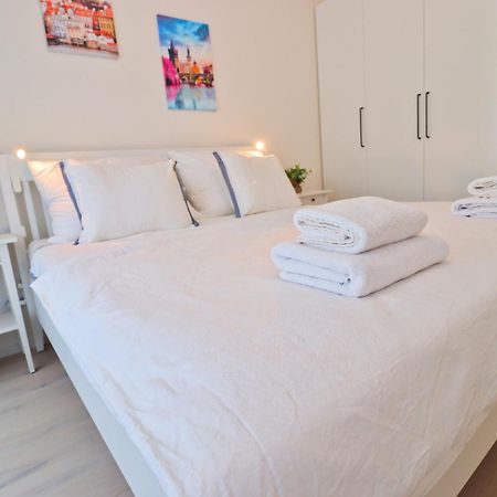 Sunny Apartment In Smichov, Prague 5 Exterior foto
