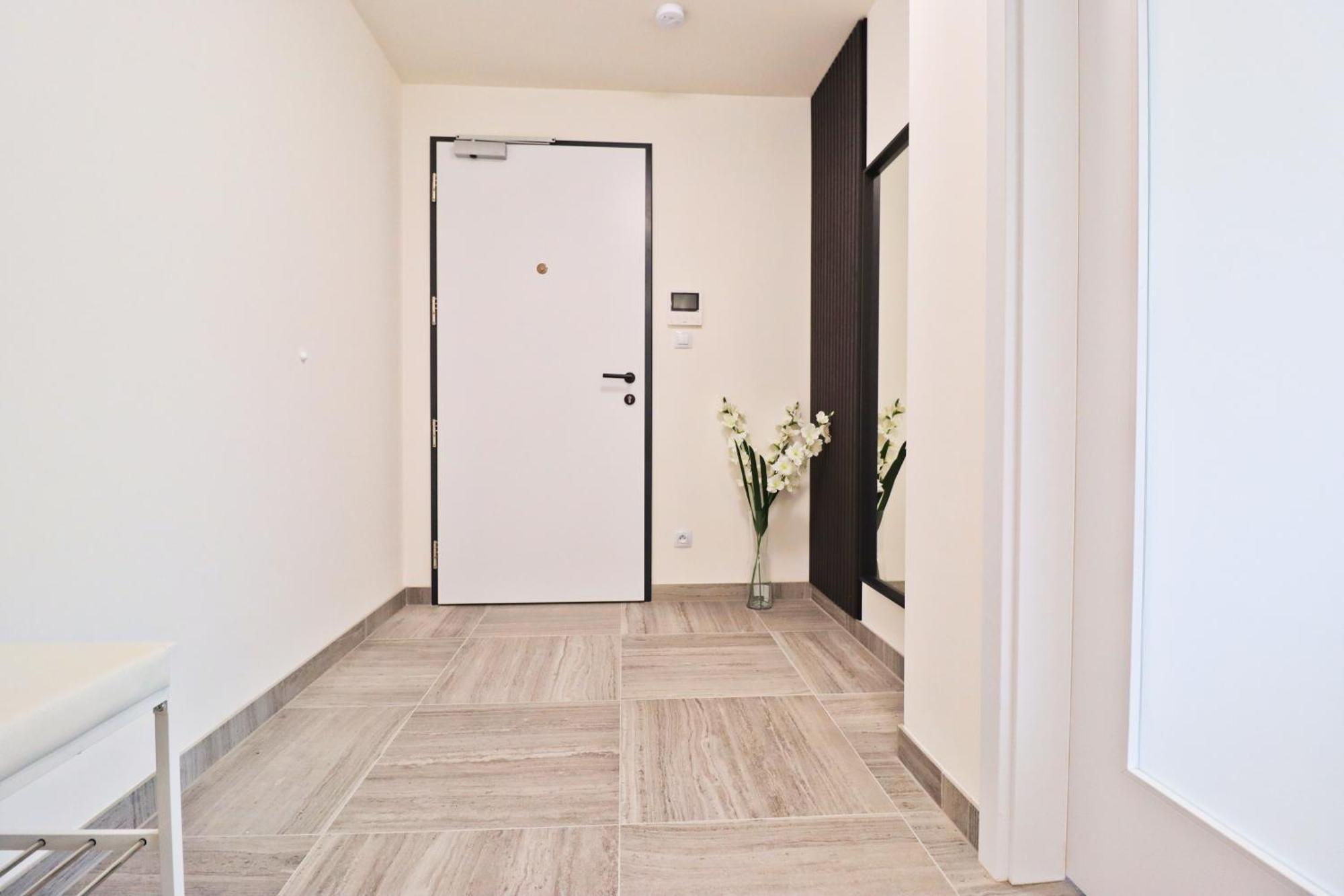 Sunny Apartment In Smichov, Prague 5 Exterior foto