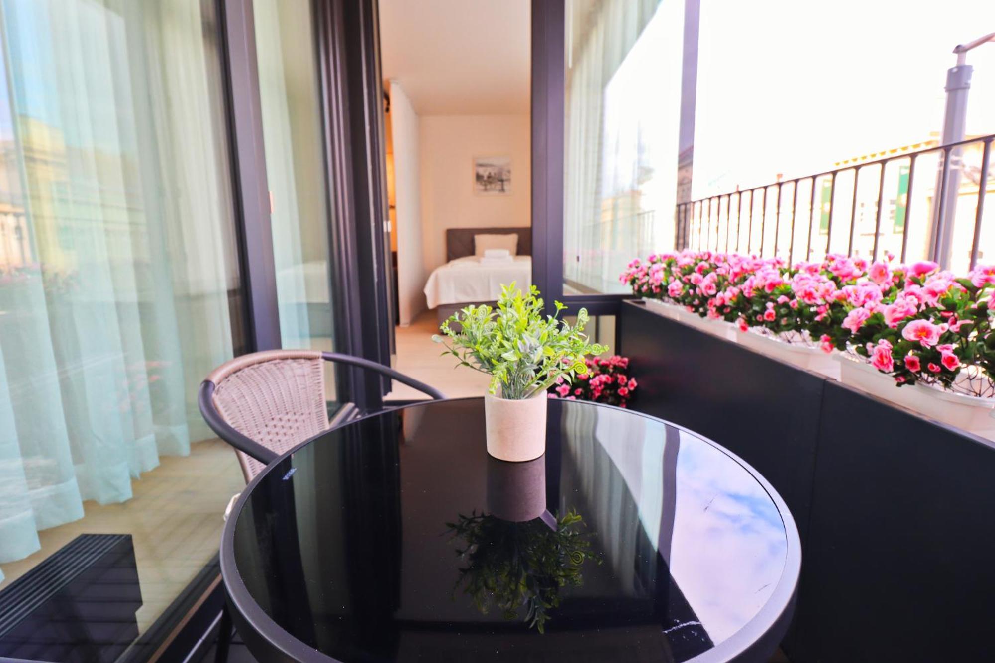 Sunny Apartment In Smichov, Prague 5 Exterior foto